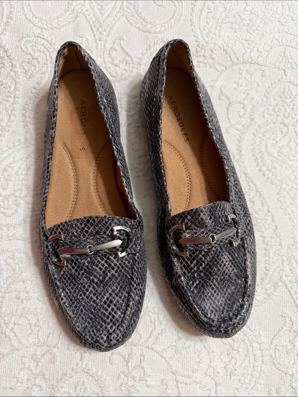 NWOT! Aerosoles Flats Size 8M Loafers Gray Snake-Print with Silver Bit